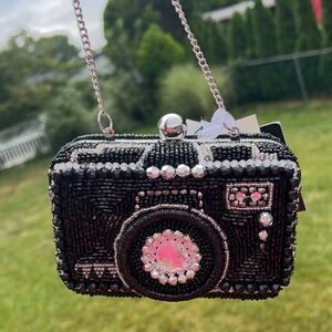 VIRAL CAMERA BEADED BAG